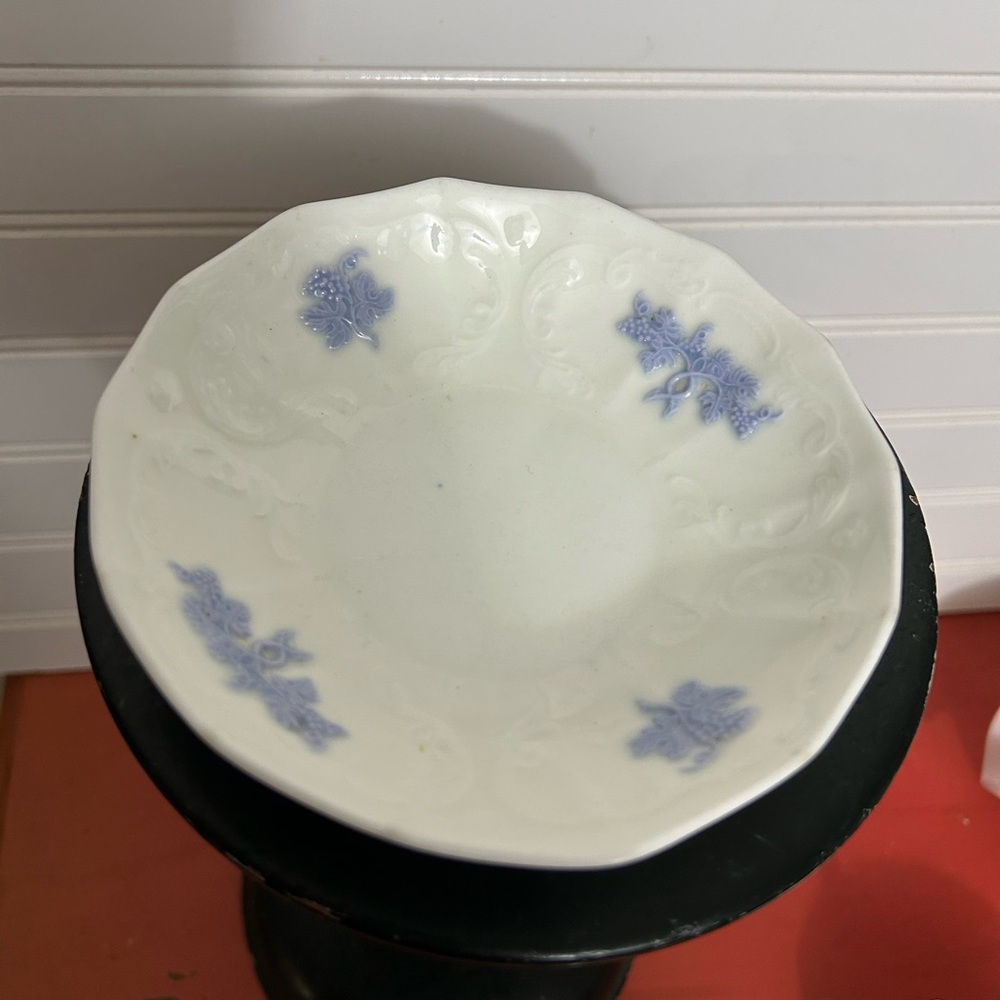Antique purple lavender Chelsea Grape berry bowl 5.5 inch vintage scalloped